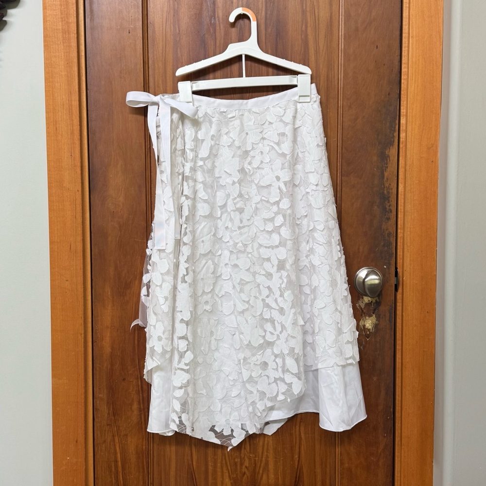 SNO SKINS White Floral cut out Lace Midi Skirt with bow (M) _ Price DROP ⬇️